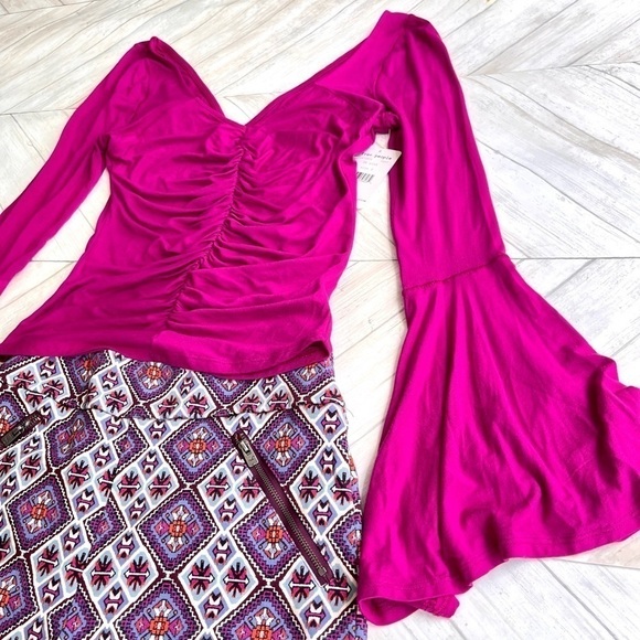 NWT FREE PROPLE FUCHSIA  PINK BELL SLEEVED TOP | SIZE SMALL​​ - Picture 2 of 7
